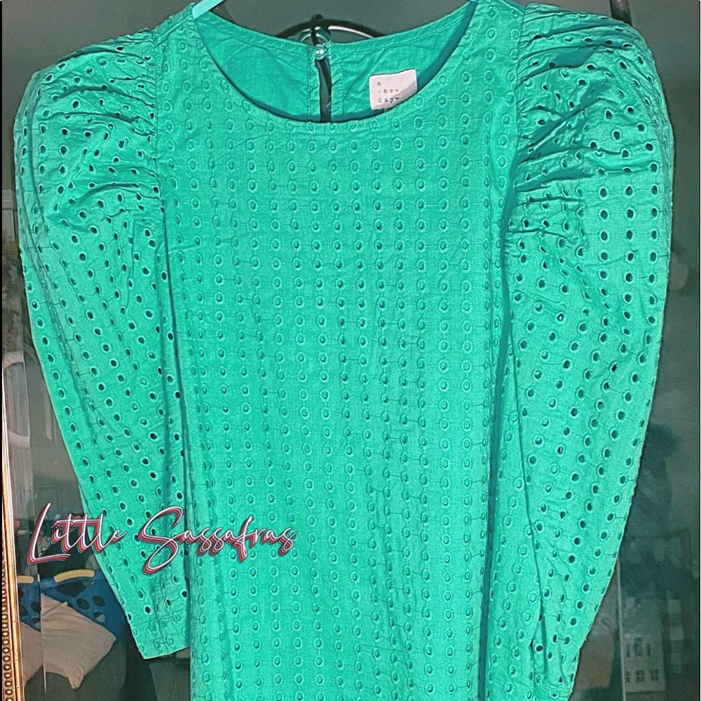 🌺100% cotton, bright green blouse w/ a puffed cap sleeve